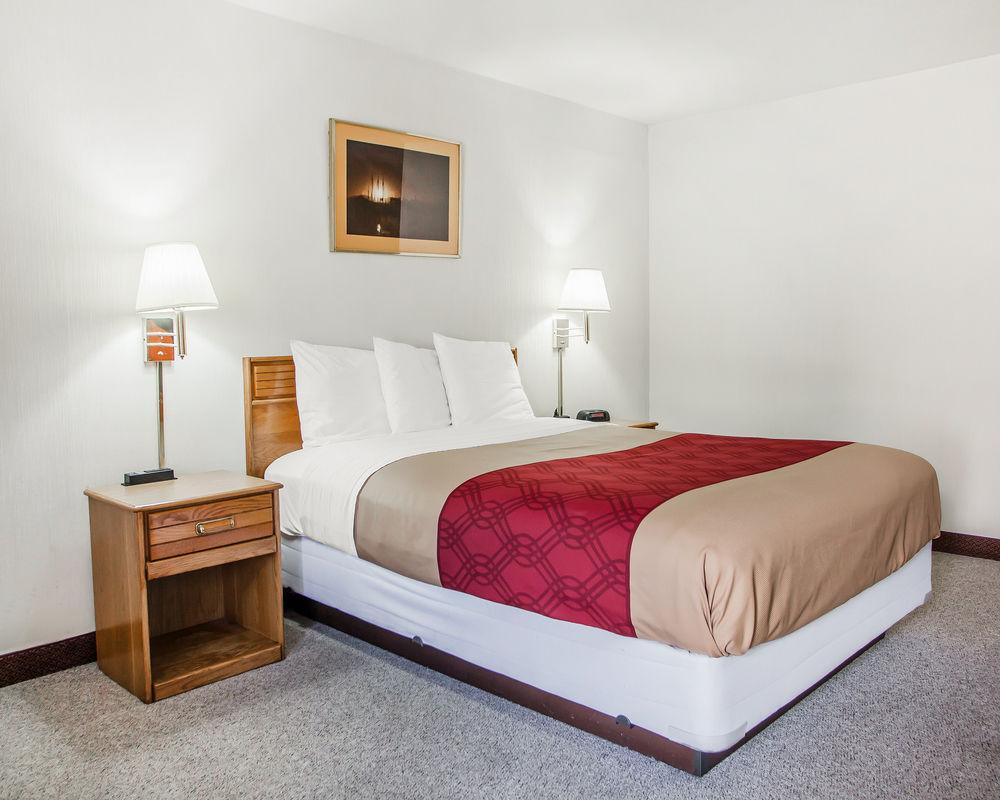 Red Roof Inn Страудсберг Екстер'єр фото